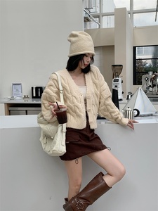 Áo len nữ cổ chữ V ngắn phong cách lười biếng giản dị mùa thu mùa đông dày đan len cardigan nút chiên bột Xoắn - Product Image 2