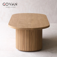 Cette table basse en bois massif de style scandinave convient à une utilisation dans les salles d'accueil familiales et les hôtels