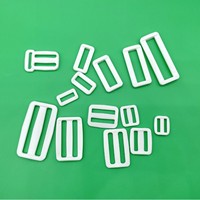 Boucle de fixation rectangulaire en plastique avec bande antidérapante pour sangle de sac à dos, bagages et accessoires de fixation de sangles.