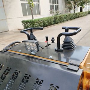 在庫あり 新型 T360 4x4 ミニスキッドステアローダー クローラーフロントローダー オペレーターキャブ付き パイロットコントロール アトス油圧部品搭載 - Product Image 4