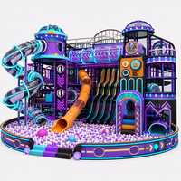 Nouvel équipement de terrain de jeu intérieur commercial 2026, thème futuriste personnalisé et convivial, avec toboggan et piscine à balles, pour enfants