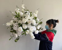Vente en gros de boules de fleurs artificielles rouges, blanches et bleues faites à la main pour servir de décorations centrales sur les tables de mariage.