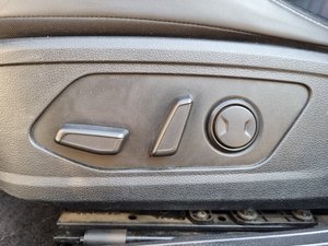 Voiture coréenne blanche 2020, berline moyenne à essence, phares LED, système de maintien au voie (LDWS), sièges chauffants et ventilés. - Product Image 4