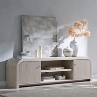 Console TV moderne en aulne rainuré blanc de 70 pouces avec rangement, centre de divertissement au profil arrondi adapté aux téléviseurs jusqu'à 80 pouces