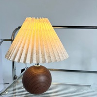 Lampe de table design en tissu plissé pour chambre à coucher Lampe de table en céramique à la mode Canapé de salon E27 populaire