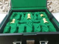 Plateau d'échecs en carton noir fait à la main avec serrure à clé, ensemble de planche de finition appropriée pour jeux de société pour enfants
