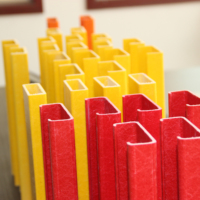 Profilés en PRV (Polymère Renforcé de Fibres) pultrudés en fibre de verre composite GFRP 86*30 pour système d'échafaudage à échelle extensible