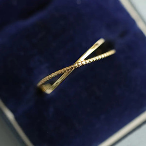 Anello Minimalista a Fascia Liscia con Linee Incrociate, Gioiello Semplice per Uso Quotidiano alla Moda per Donne - Product Image 2