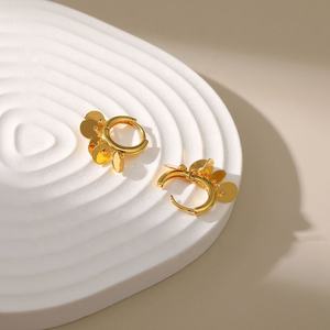 Boucles d'oreilles pendantes plaquées or 18 carats, fabrication artisanale italienne, design tendance avec pendentif disque et pompon, motif géométrique diamanté, style normcore, pour anniversaire - Product Image 5