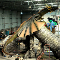 Dragon géant animatronique fabriqué, modèle de château en fibre de verre et de scène urbaine reconstitué pour parc à thème