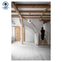 Escalier incurvé de style moderne, marches en marbre, main courante en fer forgé, hall d'hôtel avec entretoise en acier inoxydable
