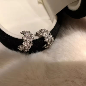 Boucles d'oreilles clous géométriques haut de gamme pour femmes, style européen et américain, simples et élégantes, en forme de C, avec tige en argent, design large et métallique, très tendance - Product Image 4
