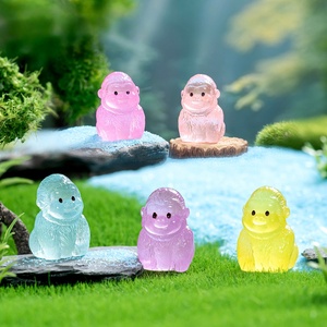 Vente en gros de figurines en résine de gorille de dessin animé, ornements en résine kawaii, breloques en résine d'animaux qui brillent dans le noir pour la décoration de voiture - Product Image 3