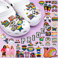 Accessoires personnalisés en gros pour sabots et sandales en caoutchouc 2D, boutons drapeau arc-en-ciel, breloques pour chaussures transgenres HYB HYBmix