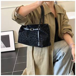 Bolso tote con estampado de leopardo 2026 para mujer, elegante bolso cruzado, bolso de hombro suave y moderno - Product Image 3