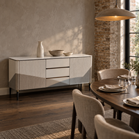 WYRAX Hotel Esszimmer Sideboard Buffetschrank mit Gerillten Türen, 3 Mittelschubladen und Erhöhten Metallbeinen