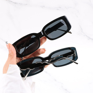 Luxe femmes petites <span class=keywords><strong>lunettes</strong></span> <span class=keywords><strong>de</strong></span> <span class=keywords><strong>soleil</strong></span> Punk <span class=keywords><strong>2023</strong></span> nouvelle mode rouge sans monture <span class=keywords><strong>lunettes</strong></span> <span class=keywords><strong>de</strong></span> <span class=keywords><strong>soleil</strong></span> hommes Unique incurvé <span class=keywords><strong>lunettes</strong></span> jambes sans cadre <span class=keywords><strong>lunettes</strong></span> - Product Image 3