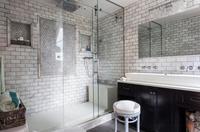 Portes de douche coulissantes encadrées gris noir personnalisées Plexiglas avec alliage d'aluminium caractéristique coupe-vent Surface finie