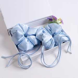 ที่คาดผมไหมแท้ประดับริบบิ้น ที่รัดผมไหมสั่งทำสีพื้น เกรด 6A ไหมหม่อนแท้ พร้อมป้ายปักลาย - Product Image 1