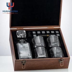 Juego de Decantador de Whisky Clásico con Logotipo Personalizado Premium, Caja de Regalo de Madera Transparente para Whisky, Bourbon, Cócteles y Vino - Product Image 2