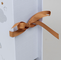 Boîte cadeau rigide pour bébé avec imprimé étoiles crème Bambino, ruban en satin, boîte à rabat, emballage pour cadeau souvenir de nouveau-né