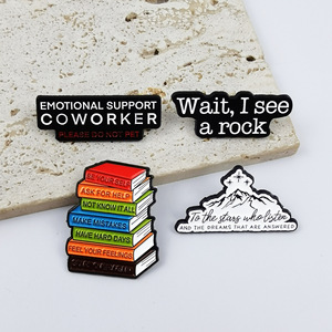 Broche en métal avec lettres anglaises, design créatif livre et sommet de montagne, accessoire décoratif pour sac à dos et vêtements - Product Image 3