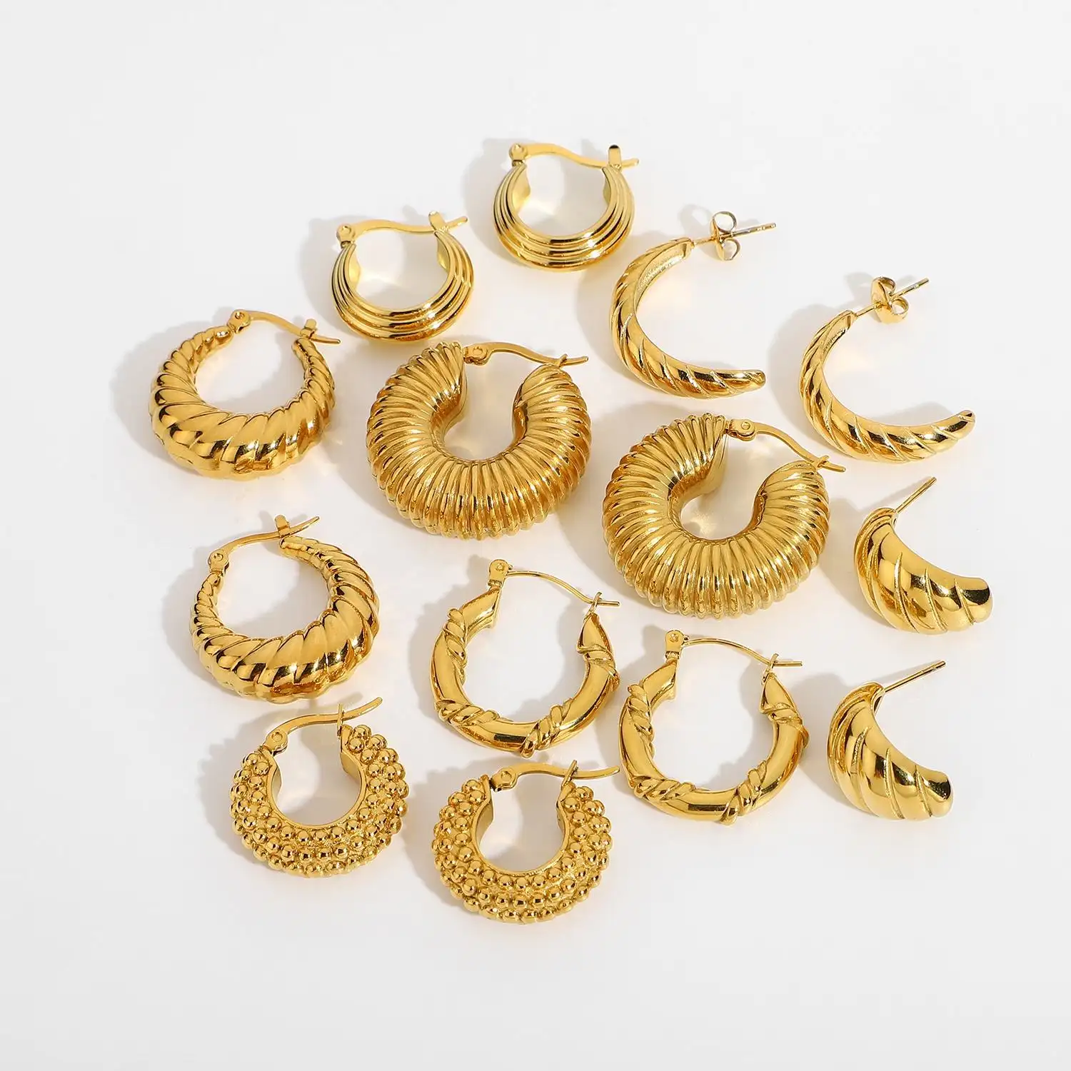 Anting-anting hoop pernyataan tahan air 18K perhiasan baja tahan karat emas anting-anting hoop Croissant untuk wanita