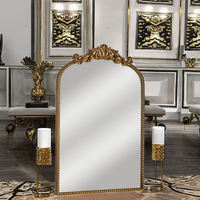 Miroir mural de forme irrégulière vintage orné d'or antique de luxe moderne de qualité supérieure inspiré du baroque