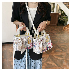 Nuevo bolso sencillo con diseño de oso, bonito bolso de moda para mujer, bolso de mano con diseño de grafiti personalizado, bandolera de hombro para mujer con seda - Product Image 3