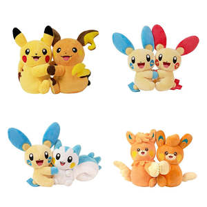 Coffret Cadeau Officiel <span class=keywords><strong>Pokémon</strong></span> PTCG « Cheek Rub » - Ensemble Peluche et Présentoir de <span class=keywords><strong>Cartes</strong></span> avec Personnage <span class=keywords><strong>Pikachu</strong></span> - Product Image 4