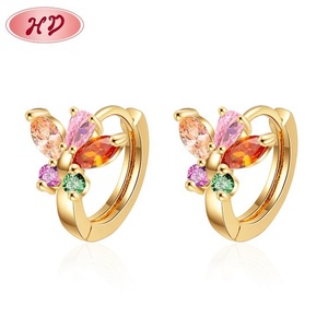Modernos Pendientes de Aro Huggie para Niñas, Chapados en Oro, con Mariposa y Circonitas Cúbicas Multicolor, Pequeños, de Cristal, para Boda - Product Image 1