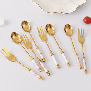 Inglaterra elegante cuchara de café dorada Metal acero inoxidable 304 postre tenedor cuchara con mango largo de cerámica - Product Image 1