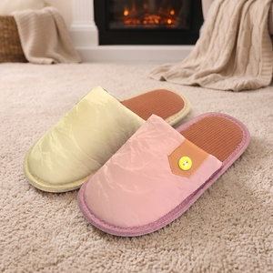 Claquettes noires personnalisées OEM pour femmes, en fourrure, avec motif marguerite blanche, MOQ 100 paires, Distributeur - Product Image 2