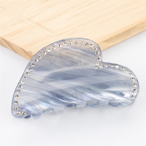 Pince à <span class=keywords><strong>cheveux</strong></span> quotidienne de style européen et américain avec un motif nuage ambré brillant et des strass en acrylique <span class=keywords><strong>pour</strong></span> femmes - Product Image 3