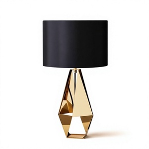 Lampe de table simple en laiton de style côtier avec abat-jour rectangulaire en tissu beige E26/E27 LED AC 110V, éclairage décoratif pour chambre à coucher - Product Image 1