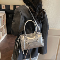Tas Boston Bergaya Y2K dengan Hiasan Rivet & Rumbai |   Tas Tangan Kulit PU Berkualitas Tinggi dengan Tali yang Dapat Disesuaikan
