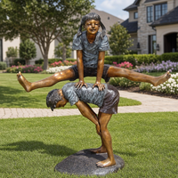 Statue de bronze grandeur nature de deux enfants en position de saut de grenouille, garçon et fille jouant, sculpture métallique pour la décoration de villa et de jardin