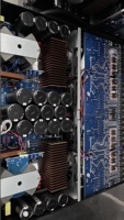 FP20000Q Amplificateur de puissance 4 canaux 4x2200W Classe D en métal 2U pour montage en rack, idéal pour bars, clubs et installations fixes