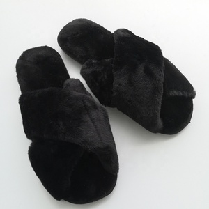 Pantofole da donna all'ingrosso 2019: Ciabatte interne con cinturini incrociati, Ciabatte esterne in peluche a due cinturini - Product Image 5