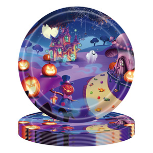Assiettes rondes en papier jetables sur le thème d'Halloween pour les fêtes, avec un design de château de citrouille - Product Image 1