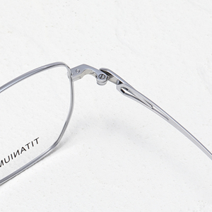 Nuevo modelo de gafas de titanio puro para hombre, montura cuadrada delgada, ultraligera, de titanio bicolor con electrochapado IP. - Product Image 3