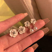 Anting-anting mutiara Camellia mewah ringan wanita anting-anting dengan selera tinggi desain Niche yang elegan musim gugur dan musim dingin