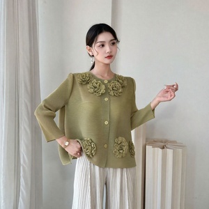 Blusa Cardigã de Renda Tridimensional em Cor Sólida com Manga Três Quartos e Gola Alta Elástica Miyake para Mulheres - Product Image 3