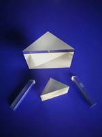 Prisme triangulaire à angle droit en verre optique, outil pédagogique pour la dispersion réfractive et l'étude du spectre arc-en-ciel