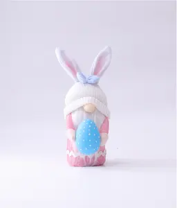 复活节2022复活节可爱的侏儒布娃娃递给鸡蛋做复活节装饰或礼物