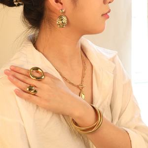 Bague géométrique minimaliste en acier inoxydable plaqué or 18 carats, cercle irrégulier lisse, grande taille, bijoux pour femmes, résistante à l'eau - Product Image 3