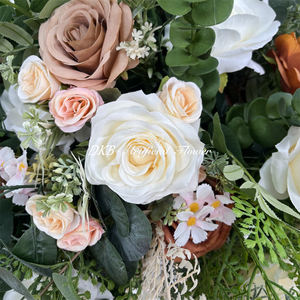 Rosas Blancas Ligeras Realistas Hechas a Mano con Seda Artificial DKB, Hortensias Verdes, Centro de Mesa Moderno para Bodas - Product Image 5