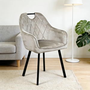 Fauteuil de salle à manger en velours <span class=keywords><strong>gris</strong></span> <span class=keywords><strong>clair</strong></span> avec motif matelassé en losanges et poignée supérieure en métal, pieds en métal noir pour espaces modernes et élégants - Product Image 1