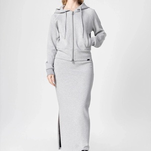 Ensemble de survêtement décontracté personnalisé avec logo OEM de haute qualité, sweat à capuche entièrement zippé et jupe longue - Product Image 1