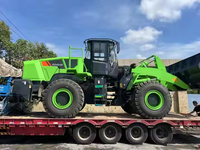 Chargeuse sur pneus électrique 856HE 5,8 tonnes avec godet de 3,5 m³ et borne de recharge pour un chargement rapide